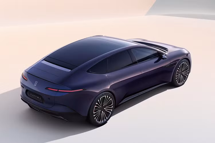 Ngoài ra, Avatr 12 còn được trang bị cabin SW HarmomyOS 4 của Huawei. Theo Huawei, Avatr 12 có ba đơn vị lidar gửi dữ liệu đầu vào vào ADS 2.0 ADAS (Hệ thống hỗ trợ người lái nâng cao) của Huawei.