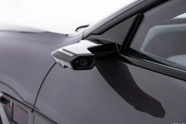 Xe có thể di chuyển 200 km trong 10 phút nhờ hỗ trợ sạc cực nhanh điện áp cao 750V. Bên trong xe, bạn sẽ thấy một màn hình CD 35,4 inch cực kỳ dài trải dài từ người lái đến hành khách. Nó cũng có màn hình điều khiển trung tâm 15,6 inch nhỏ hơn .