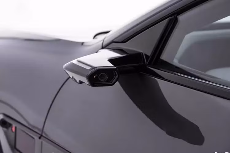 Xe có thể di chuyển 200 km trong 10 phút nhờ hỗ trợ sạc cực nhanh điện áp cao 750V. Bên trong xe, bạn sẽ thấy một màn hình CD 35,4 inch cực kỳ dài trải dài từ người lái đến hành khách. Nó cũng có màn hình điều khiển trung tâm 15,6 inch nhỏ hơn .