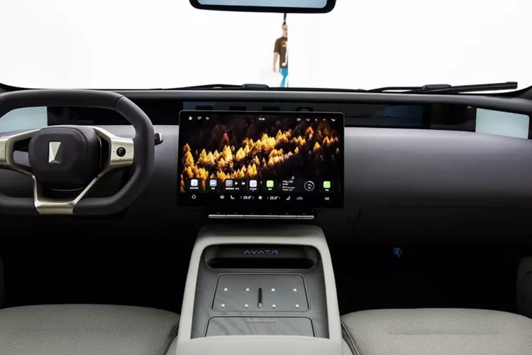 Phiên bản AWD có thể tăng tốc 0-100 km/h trong 3,9 giây. Cả hai phiên bản đều tích trữ điện trong bộ pin 94,5 kWh từ CATL, cung cấp phạm vi hoạt động CLTC lần lượt là 700 km và 650 km.