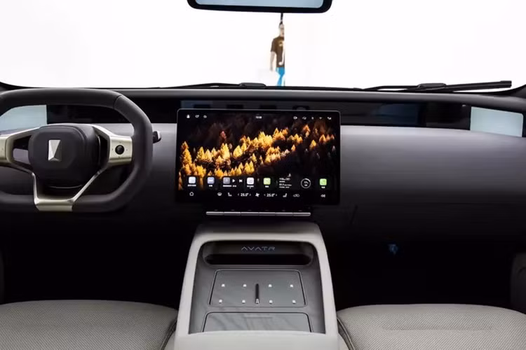 Phiên bản AWD có thể tăng tốc 0-100 km/h trong 3,9 giây. Cả hai phiên bản đều tích trữ điện trong bộ pin 94,5 kWh từ CATL, cung cấp phạm vi hoạt động CLTC lần lượt là 700 km và 650 km.