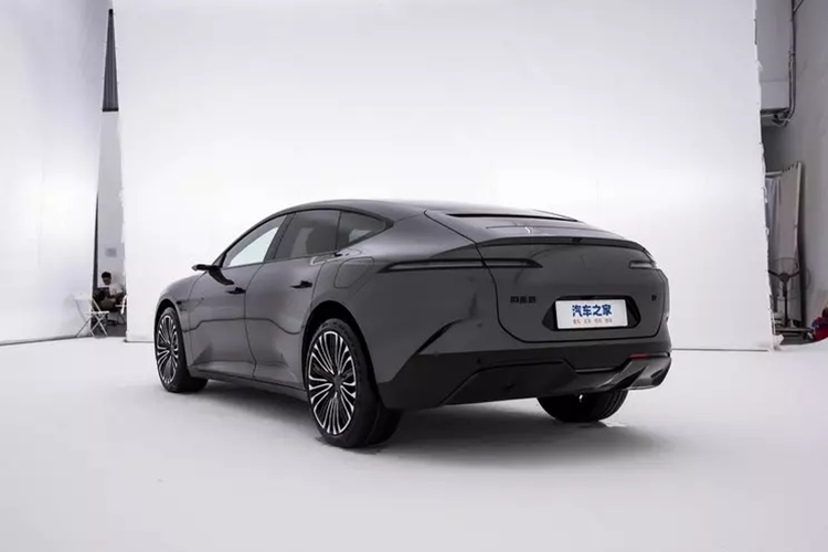 Xe còn có 27 loa, hệ thống đèn viền nội thất thông minh 64 màu và 3 giải pháp tạo hương thơm cá nhân hóa. Bảng điều khiển trung tâm được trang bị đế sạc không dây và giá để cốc, đồng thời mỗi cửa đều được trang bị không gian chứa đồ ẩn kiểu lật, đảm bảo dung lượng chứa đồ trong khi vẫn duy trì sự thống nhất về hình ảnh và sự riêng tư trong cabin.