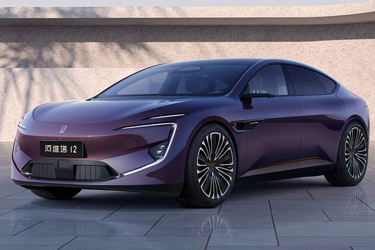 Avatr 12 là chiếc xe thứ hai liên doanh Changan, CATL và Huawei, mức giá xe Avatr 12 2024 từ 300.800 nhân dân tệ đến 400.800 nhân dân tệ (42.100 USD – 54.800 USD), hay 978 triệu đến 1,3 tỷ đồng tại Trung Quốc.