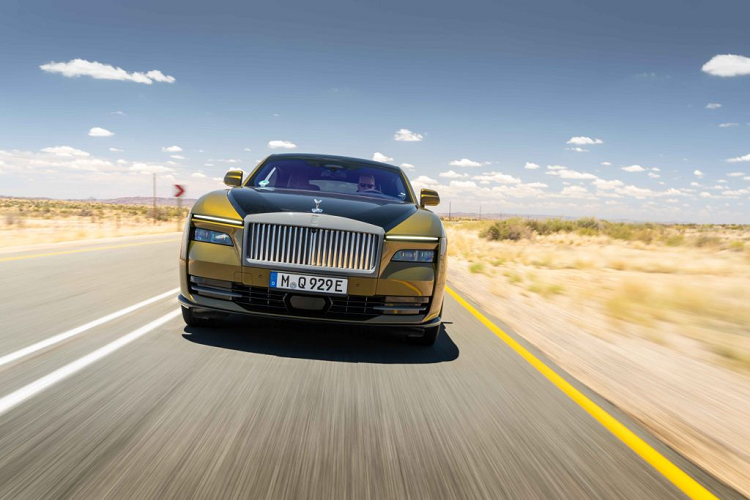 Theo đó, CEO Rolls-Royce Torsten Muller-Otvos xác nhận, hiện tại mẫu coupe điện Rolls-Royce Spectre đang có đơn đặt hàng chờ kéo dài 2 năm. Điều đó đồng nghĩa, nếu đặt mua xe vào thời điểm này, khách hàng sẽ phải chờ tới năm 2025 mới có thể nhận xe.