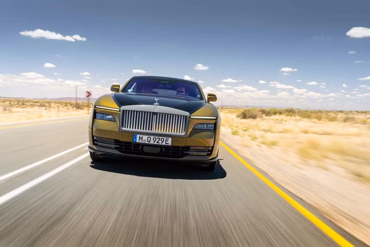 Theo đó, CEO Rolls-Royce Torsten Muller-Otvos xác nhận, hiện tại mẫu coupe điện Rolls-Royce Spectre đang có đơn đặt hàng chờ kéo dài 2 năm. Điều đó đồng nghĩa, nếu đặt mua xe vào thời điểm này, khách hàng sẽ phải chờ tới năm 2025 mới có thể nhận xe.