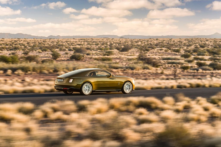 Tuy nhiên, để có thể bàn giao xe cho khách đúng thời gian, các công nhân tại nhà máy sẽ phải làm việc hết công suất. Từ trước tới nay, hãng xe sang Anh Quốc - Rolls-Royce luôn đặt mục tiêu không được để khách phải chờ đợi xe quá 12 - 15 tháng. Tuy nhiên, từ khi Spectre ra đời, mọi quy luật đã bị phá vỡ.