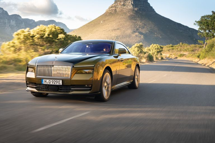 Trong quá trình sản xuất, các kỹ sư vẫn luôn quan tâm, chú trọng đến đánh giá, phản hồi của khách hàng để ngày càng hoàn thiện sản phẩm. Đối với mẫu xe điện Rolls-Royce Spectre thì thời gian sạc, tầm vận hành của xe là yếu tố được chú trọng nhất. 