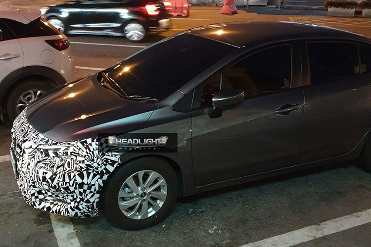 Lưới tản nhiệt này có thiết kế không viền, tạo cảm giác tràn sang hai bên tương tự Nissan Teana hay Altima mới. Ở hai bên lưới tản nhiệt còn có các nẹp mạ crôm nằm ngang để trang trí. Tiếp đến là cụm đèn pha sắc sảo với dải đèn LED định vị ban ngày hình chữ "L" quen thuộc.