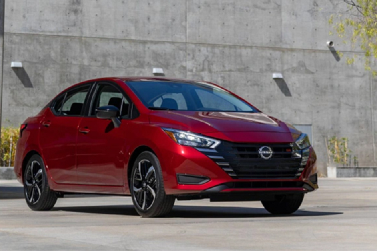 Màn hình này sẽ hỗ trợ Android Auto và Apple CarPlay. Thêm vào đó là sạc không dây, cụm điều khiển trung tâm đi kèm bệ tì tay, hệ thống kết nối WiFi, hệ thống kiểm soát hành trình thông minh, điều hòa tự động và phanh tay chỉnh cơ. Ghế của xe được bọc bằng chất liệu nỉ pha da và phối các màu tương phản.