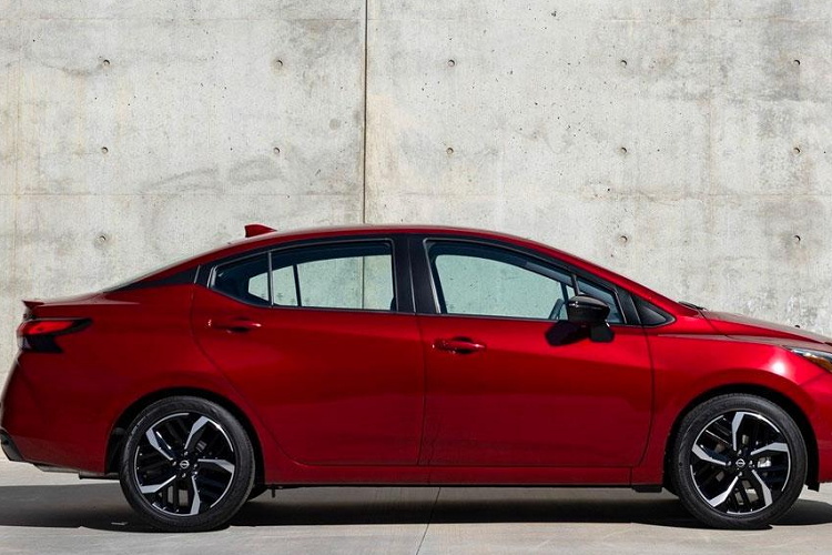 Hệ truyền động này bao gồm động cơ xăng 3 xi-lanh, dung tích 1.2L, đóng vai trò làm máy phát điện để sạc pin cho xe. Nhiệm vụ truyền động cho xe thuộc về mô-tơ điện có công suất tối đa 136 mã lực và mô-men xoắn cực đại 280 Nm. Ngoài ra, xe còn dùng cụm pin 2,06 kWh và hộp số tự động 1 cấp.