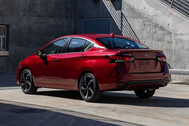 Trong khi đó, cản trước được cải tiến thiết kế, tích hợp hốc gió trung tâm hẹp và khe gió giả ở hai góc. Không có gì ngạc nhiên khi thiết kế bên sườn của Nissan Almera 2023 gần như không thay đổi, trừ vành la-zăng. Chiếc xe chạy thử tại Thái Lan được trang bị mâm hợp kim với thiết kế đa chấu trông khá đơn giản