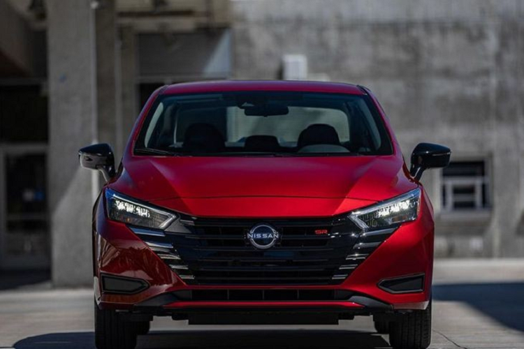 Đặc biệt, Nissan Almera 2023 ở Mỹ còn có những trang bị an toàn khá đầy đủ như phanh khẩn cấp tự động với tính năng phát hiện người đi bộ, cảnh báo lệch làn đường, hỗ trợ đèn pha và phanh tự động khi lùi. Nếu chi thêm tiền, khách hàng Mỹ có thể bổ sung tính năng cảnh báo điểm mù và cảnh báo phương tiện cắt ngang khi lùi.