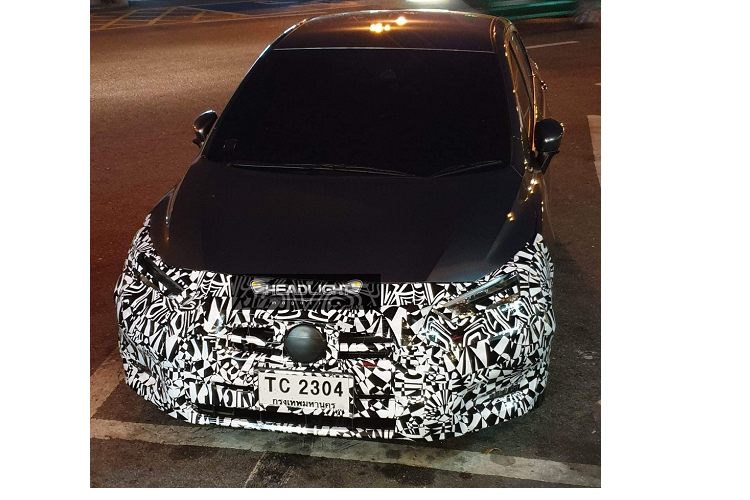 Tuy chiếc ô tô này được ngụy trang phần đầu xe nhưng vẫn có thể nhận ra Nissan Almera 2023 tại Đông Nam Á sẽ có thiết kế tương tự Versa ở Mỹ. Như vậy, ở phiên bản nâng cấp, Nissan Almera sẽ được bổ sung lưới tản nhiệt V-Motion mới với thiết kế rộng hơn và cao hơn trước.