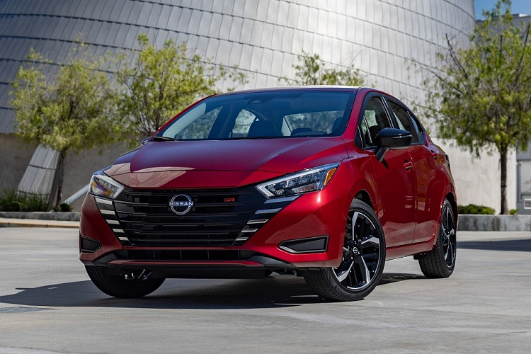 Vào hồi tháng 10 năm ngoái, hãng Nissan đã vén màn phiên bản nâng cấp giữa vòng đời của dòng xe giá rẻ Versa ở thị trường Mỹ. Đây cũng chính là mẫu xe Nissan Almera giá rẻ đang bán tại Đông Nam Á nói chung và Việt Nam nói riêng. Chẳng bao lâu sau đó, cánh săn ảnh đã bắt gặp phiên bản nâng cấp của Nissan Almera 2023 mới trên đường phố Thái Lan.