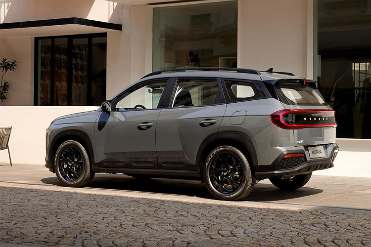 Khu vực phía sau chính là cụm đèn hậu LED nối liền với nhau, tạo thành hình bầu dục và bao quanh tem chữ nổi "Hyundai". Thiết kế này khá giống với đàn anh Hyundai SantaFe hiện đang bán tại Trung Quốc. Ngoài ra, xe còn có cản sau bắt mắt với 2 tấm ốp màu đen, tạo sự tương đồng với cản trước, tích hợp đèn phản quang nằm ngang. 