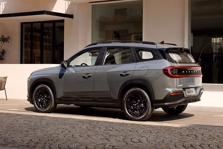 Khu vực phía sau chính là cụm đèn hậu LED nối liền với nhau, tạo thành hình bầu dục và bao quanh tem chữ nổi "Hyundai". Thiết kế này khá giống với đàn anh Hyundai SantaFe hiện đang bán tại Trung Quốc. Ngoài ra, xe còn có cản sau bắt mắt với 2 tấm ốp màu đen, tạo sự tương đồng với cản trước, tích hợp đèn phản quang nằm ngang. 