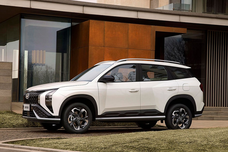 Trước thềm triển lãm Ô tô Thượng Hải 2023, liên doanh Beijing Hyundai đã tung ra những hình ảnh chính thức đầu tiên của Mufasa mới. Được phát triển dựa trên cơ sở gầm bệ i-GMP của hãng Hyundai, xe sở hữu chiều dài 4.475 mm, rộng 1.850 mm, cao 1.665 mm và chiều dài cơ sở 2.680 mm. So với đàn anh Hyundai Tucson, Mufasa ngắn hơn 155 mm, hẹp hơn 15 mm, thấp hơn 30 mm trong khi chiều dài cơ sở kém 75 mm.