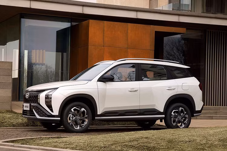 Trước thềm triển lãm Ô tô Thượng Hải 2023, liên doanh Beijing Hyundai đã tung ra những hình ảnh chính thức đầu tiên của Mufasa mới. Được phát triển dựa trên cơ sở gầm bệ i-GMP của hãng Hyundai, xe sở hữu chiều dài 4.475 mm, rộng 1.850 mm, cao 1.665 mm và chiều dài cơ sở 2.680 mm. So với đàn anh Hyundai Tucson, Mufasa ngắn hơn 155 mm, hẹp hơn 15 mm, thấp hơn 30 mm trong khi chiều dài cơ sở kém 75 mm.