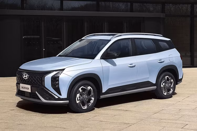 Hai bên lưới tản nhiệt của mẫu xe SUV Hyundai Mufasa 2024 là dải đèn LED định vị ban ngày Parametric Jewel tương tự Tucson. Trong khi đó, cụm đèn pha chính bao gồm 3 bóng LED nằm dọc và được đặt ở hai góc đầu xe. Đèn pha còn nối liền với khe gió hình tam giác màu đen bên dưới.