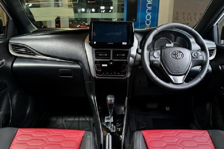 Thiết kế nội thất Yaris 2023 gần như không có thay đổi so với phiên bản cũ, ngoại trừ phần màn hình giải trí được nâng cấp lên loại 9 inch đối với bản Premium và Premium S. Phiên bản Smart sử dụng màn hình 8 inch, trong khi bản Sport có màn hình 7 inch. Android Auto và Apple CarPlay được trang bị trên các phiên bản Smart, Premium và Premium S.