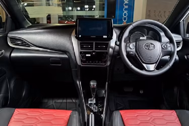 Thiết kế nội thất Yaris 2023 gần như không có thay đổi so với phiên bản cũ, ngoại trừ phần màn hình giải trí được nâng cấp lên loại 9 inch đối với bản Premium và Premium S. Phiên bản Smart sử dụng màn hình 8 inch, trong khi bản Sport có màn hình 7 inch. Android Auto và Apple CarPlay được trang bị trên các phiên bản Smart, Premium và Premium S.