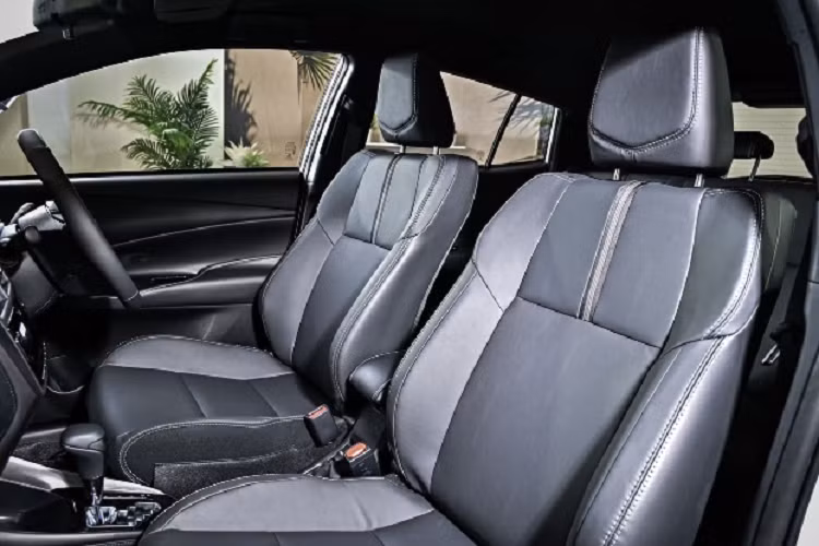 Hệ thống trang bị an toàn trên Yaris 2023 bao gồm ABS, phân bổ lực phanh điện tử EBD, trợ lực phanh BA, cân bằng điện tử, kiểm soát lực kéo, khóa cửa tự động, 7 túi khí, móc ghế trẻ em, phanh đĩa trước và phanh tang trống sau tiêu chuẩn. 