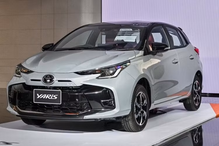Toyota Yaris 2023 bản hatchback sở hữu ngoại thất hiện đại và trẻ trung. Đầu xe gây ấn tượng khi được thiết kế dựa trên ý tưởng từ loài cá mập đầu búa. Cản trước hầm hố hơn với các góc và đường nét sắc cạnh, kết hợp với hốc hút gió hai bên làm tăng thêm vẻ thể thao cho xe. Ngoài ra, phần mặt trước còn được bổ sung hốc gió nhỏ nằm ở 2 bên cạnh logo.