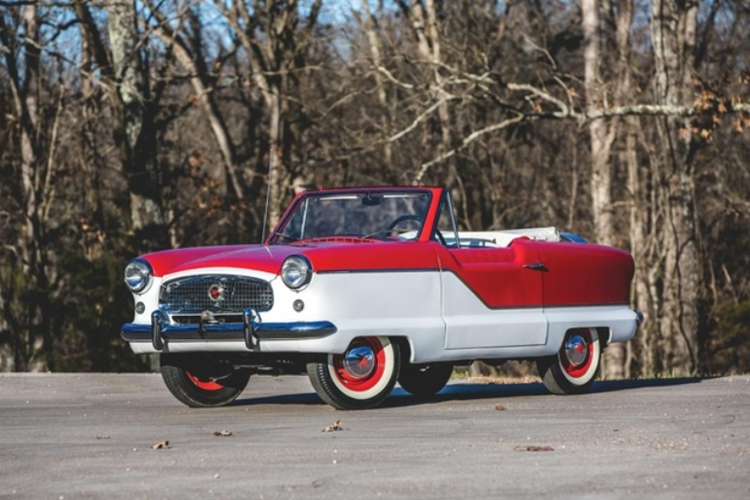 Tuy nhiên, lý do của việc đổi xe này không phải do ông khó tính, không chấp nhận chiếc xe bị xước xát mà do ông không thích lắp biển số cho xe. Thời ấy, bang California cho chủ sở hữu xe thời hạn 6 tháng để ra biển số. Chính vì thế, ông liên tục đổi xe để không phải gắn biển cho chiếc xe của mình.