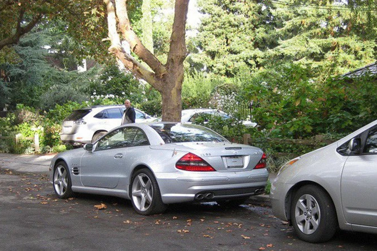 “Huyền thoại” của Apple thậm chí còn còn ký một loạt các hợp đồng dài hạn chỉ để mua một chiếc xe mới sau 180 ngày. Để cho mọi việc trở nên đơn giản, ông chọn cùng một mẫu xe trong suốt nhiều năm. Tất nhiên công ty cung cấp xe cho Steve Jobs gật đầu tức khắc vì những chiếc xe mà Steve Jobs đã từng sử dụng sẽ trở nên thu hút người mua hơn bao giờ hết.