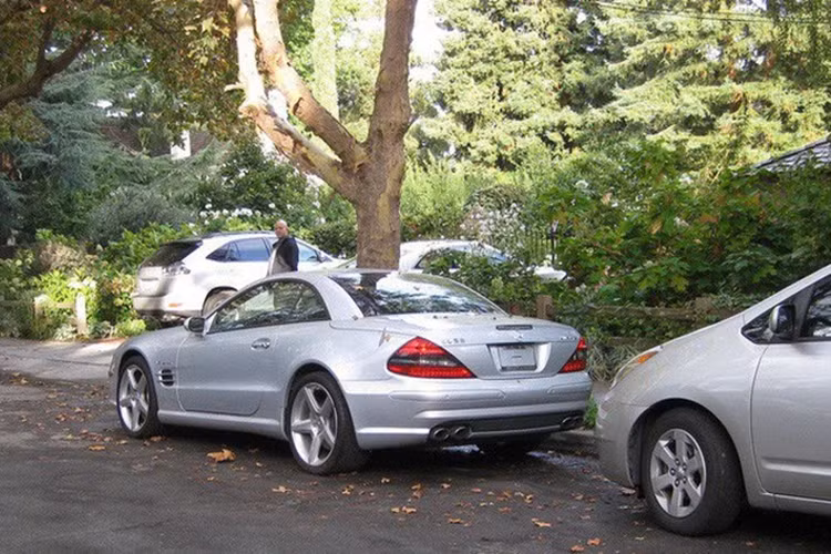 “Huyền thoại” của Apple thậm chí còn còn ký một loạt các hợp đồng dài hạn chỉ để mua một chiếc xe mới sau 180 ngày. Để cho mọi việc trở nên đơn giản, ông chọn cùng một mẫu xe trong suốt nhiều năm. Tất nhiên công ty cung cấp xe cho Steve Jobs gật đầu tức khắc vì những chiếc xe mà Steve Jobs đã từng sử dụng sẽ trở nên thu hút người mua hơn bao giờ hết.