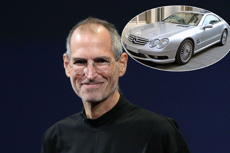 Là một tỷ phú, sở hữu khối tài sản khủng nhưng Steve Jobs lại sống rất đơn giản trong một ngôi nhà nhỏ tại một khu dân cư bình thường ở Palo Alto.