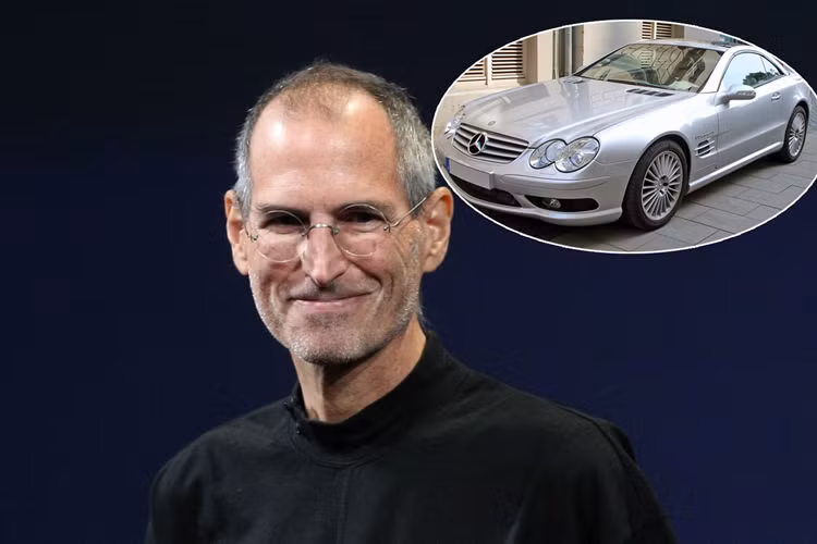 Là một tỷ phú, sở hữu khối tài sản khủng nhưng Steve Jobs lại sống rất đơn giản trong một ngôi nhà nhỏ tại một khu dân cư bình thường ở Palo Alto.