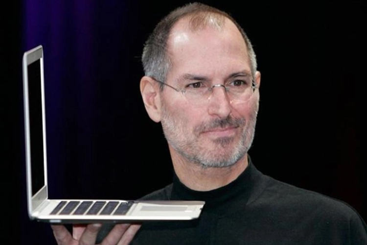 Đặc biệt hơn, những chiếc ôtô của Steve Jobs được thay mới vẫn là những mẫu xe có cùng kiểu dáng, cùng màu sắc với xe trước đó. Điển hình như ông lái chiếc Porsche màu đen trong nhiều năm nhưng cứ 6 tháng lại thay xe một lần. Khi chuyển sang dùng chiếc Mercedes-Benz SL55 ông cũng vẫn giữ thói quen y như vậy, cứ 6 tháng lại đổi một chiếc mới có thiết kế và màu sắc tương tự.