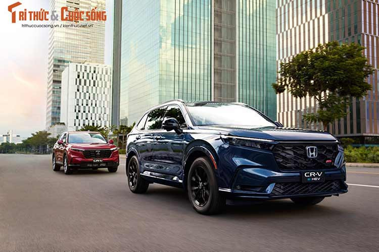 Trong khi đó, 3 phiên bản G, L và L AWD vẫn được trang bị động cơ xăng 4 xi-lanh, tăng áp, dung tích 1.5L với công suất tối đa 188 mã lực và mô-men xoắn cực đại 240 Nm như cũ. Động cơ kết hợp với hộp số tự động biến thiên vô cấp CVT, hệ dẫn động cầu trước hoặc 4 bánh toàn thời gian, tùy phiên bản. Đây là lần đầu tiên mẫu xe này có hệ dẫn động AWD ở Việt Nam.