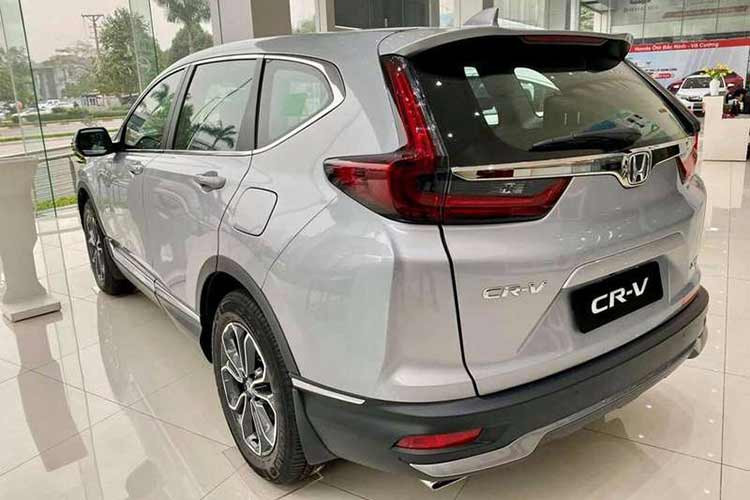 So với Honda CR-V 2024 mới, xe đời cũ rẻ hơn đáng kể. CR-V thế hệ mới có 4 phiên bản, bao gồm G, L, L AWD và e:HEV RS, với giá dao động từ 1,109 - 1,31 tỷ đồng. Đó là chưa kể đến việc CR-V 2024i hiện còn bị "bán bia kèm lạc" tại đại lý. Nếu muốn nhận xe sớm, người mua mẫu SUV cỡ C này cần mua thêm gói phụ kiện trị giá hàng chục triệu đồng.