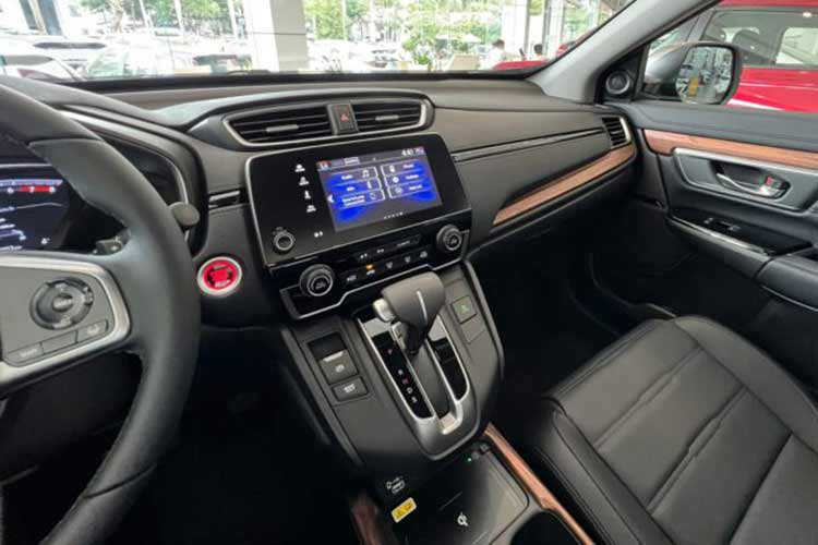 Khác biệt của Honda CR-V cả phiên bản mới và cũ còn phải kể đến từ 3 hàng ghế mang đến nhiều lựa chọn hơn cho khách hàng, tuy nhiên hàng ghế cuối với không gian khiêm tốn chỉ dành cho trẻ em.