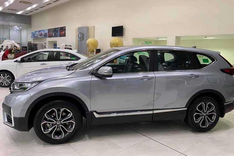 Cụ thể, Honda CR-V 2022 giảm giá lên đến 150 triệu đồng tiền mặt tại đại lý. Cộng thêm mức hỗ trợ 50% lệ phí trước bạ của Chính phủ dành cho xe sản xuất, lắp ráp trong nước, xe có tổng ưu đãi khoảng 200 triệu đồng. Những chiếc xe còn tồn kho chủ yếu thuộc phiên bản L cao cấp nhất có giá niêm yết 1,118 tỷ đồng.