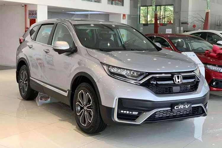 Honda CR-V thế hệ mới đã chính thức ra mắt thị trường Việt Nam. Trước thời điểm đó, hãng Honda đã cắt khuyến mãi dành cho CR-V đời cũ. Tuy nhiên, tại đại lý, các chương trình ưu đãi, giảm giá Honda CR-V thế hệ cũ vẫn tiếp tục diễn ra để đẩy hàng tồn kho.