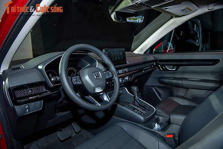 Đặc biệt, Honda CR-V còn lần đầu tiên có phiên bản hybrid ở thị trường Việt Nam. Cụ thể, bản e:HEV RS dùng động cơ xăng 4 xi-lanh, dung tích 2.0L, mạnh 146 mã lực. Động cơ kết hợp với 2 mô-tơ điện có công suất tổng cộng 181 mã lực. Khi kết hợp với nhau, 2 trang bị này giúp Honda CR-V e:HEV RS 2024 có công suất 204 mã lực và mô-men xoắn cực đại 335 Nm.