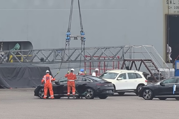 Xe điện có cụm pin lithium có thể gây cháy trở lại bất cứ lúc nào, chính vì thế, sau khi đưa xe từ thuyền ra, lực lượng cứu hỏa đã ngâm toàn bộ xe vào trong bồn nước.