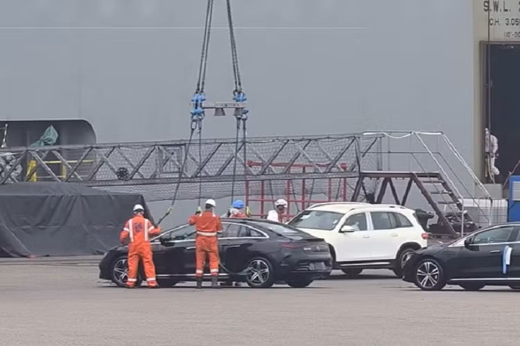 Xe điện có cụm pin lithium có thể gây cháy trở lại bất cứ lúc nào, chính vì thế, sau khi đưa xe từ thuyền ra, lực lượng cứu hỏa đã ngâm toàn bộ xe vào trong bồn nước.