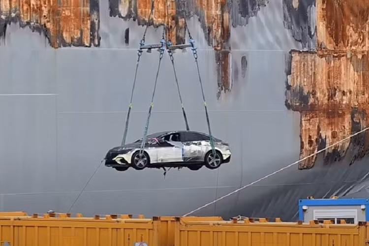 Theo video ghi lại cảnh trục vớt chiếc thuyền cho thấy có nhiều chiếc Mercedes EQE trong vụ cháy tàu có vẻ còn nguyên vẹn. Thậm chí, một chiếc Mercedes-Benz GLB chạy điện vẫn có thể hoạt động bình thường. Nhưng cũng có một số bị hư hại nặng nề.