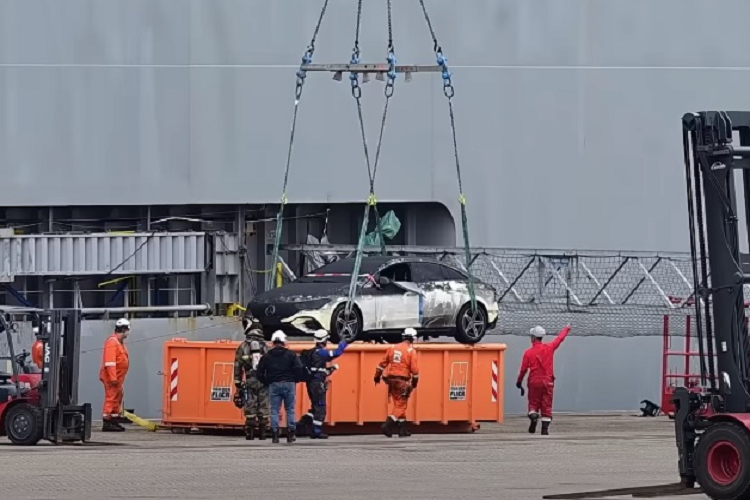 Trong quá trình đưa chiếc xe di chuyển từ tàu ra, không thấy xe bốc khói. Tuy nhiên, khi bị ngâm vào trong một bồn nước lớn thì có thể thấy khá nhiều hơi nước bốc lên. Dù hơi nước bốc lên không phải do xe vẫn cháy âm ỉ bên trong nhưng đây vẫn được coi là biện pháp cần thiết để phòng ngừa chiếc xe cháy trở lại.