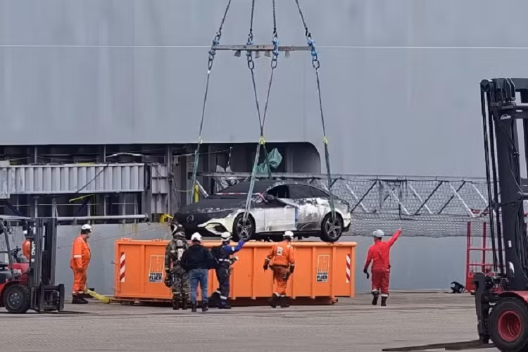 Trong quá trình đưa chiếc xe di chuyển từ tàu ra, không thấy xe bốc khói. Tuy nhiên, khi bị ngâm vào trong một bồn nước lớn thì có thể thấy khá nhiều hơi nước bốc lên. Dù hơi nước bốc lên không phải do xe vẫn cháy âm ỉ bên trong nhưng đây vẫn được coi là biện pháp cần thiết để phòng ngừa chiếc xe cháy trở lại.