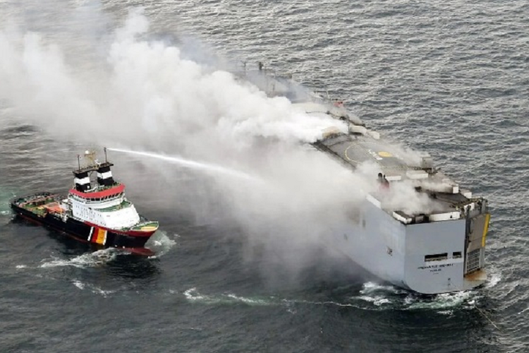 Ông Peter Berdowski, CEO của công ty trục vớt Boskalis phụ trách việc cứu hộ Fremantle Highway, cho biết có ít nhất 1.000 chiếc ôtô có vẻ vẫn trong tình trạng tốt, chạy được bình thường, trong đó có khoảng 500 chiếc xe điện.