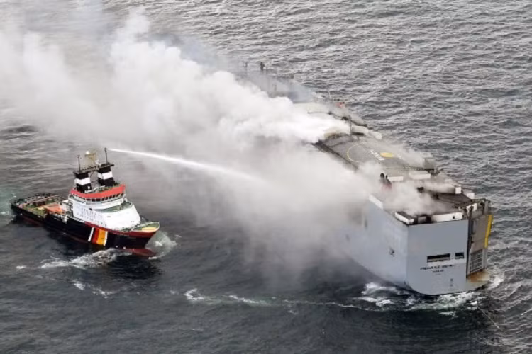 Ông Peter Berdowski, CEO của công ty trục vớt Boskalis phụ trách việc cứu hộ Fremantle Highway, cho biết có ít nhất 1.000 chiếc ôtô có vẻ vẫn trong tình trạng tốt, chạy được bình thường, trong đó có khoảng 500 chiếc xe điện.