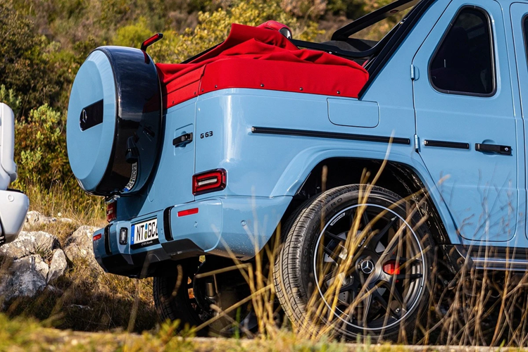 Hàng ghế sau 3 ghế nguyên bản đã được rút gọn còn 2 ghế cỡ lớn, giúp tăng thêm không gian cho cơ cấu đóng mở mui của chiếc SUV này.