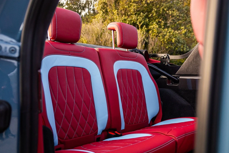 Chiếc G63 Cabriolet của Refined Marques đã được bổ sung cơ cấu cửa mở ngược, cho phép người ngồi sau có thể ra vào mà không cần phải dịch chuyển hàng ghế trước.