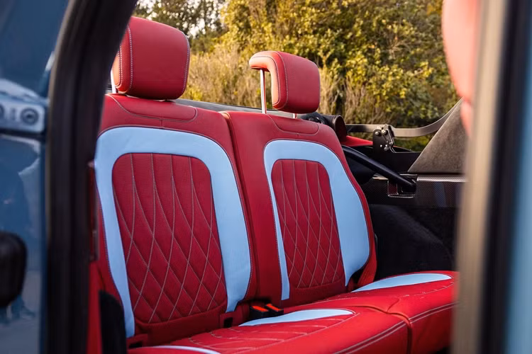 Chiếc G63 Cabriolet của Refined Marques đã được bổ sung cơ cấu cửa mở ngược, cho phép người ngồi sau có thể ra vào mà không cần phải dịch chuyển hàng ghế trước.