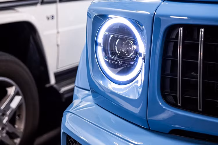 Chiếc đầu tiên vừa được bàn giao tại Monaco, sở hữu tông màu ngoại thất xanh China Blue và nội thất đỏ Classic Red. Những chiếc còn lại sẽ được cá nhân hóa và không có chiếc nào giống nhau, và thời gian hoàn thành một dự án mất khoảng 18 tháng.